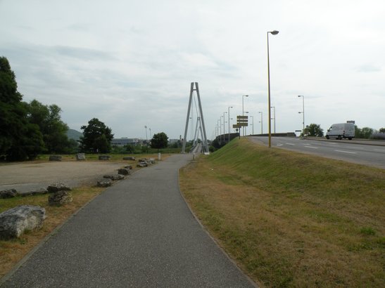  voie cyclable passant sur le pont suspendu